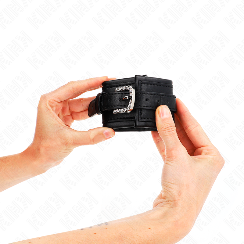KINK - HANDGELENKFESSELN MIT STRASSSCHNALLE SCHWARZ VERSTELLBAR 25-32 CM X 5,5 CM