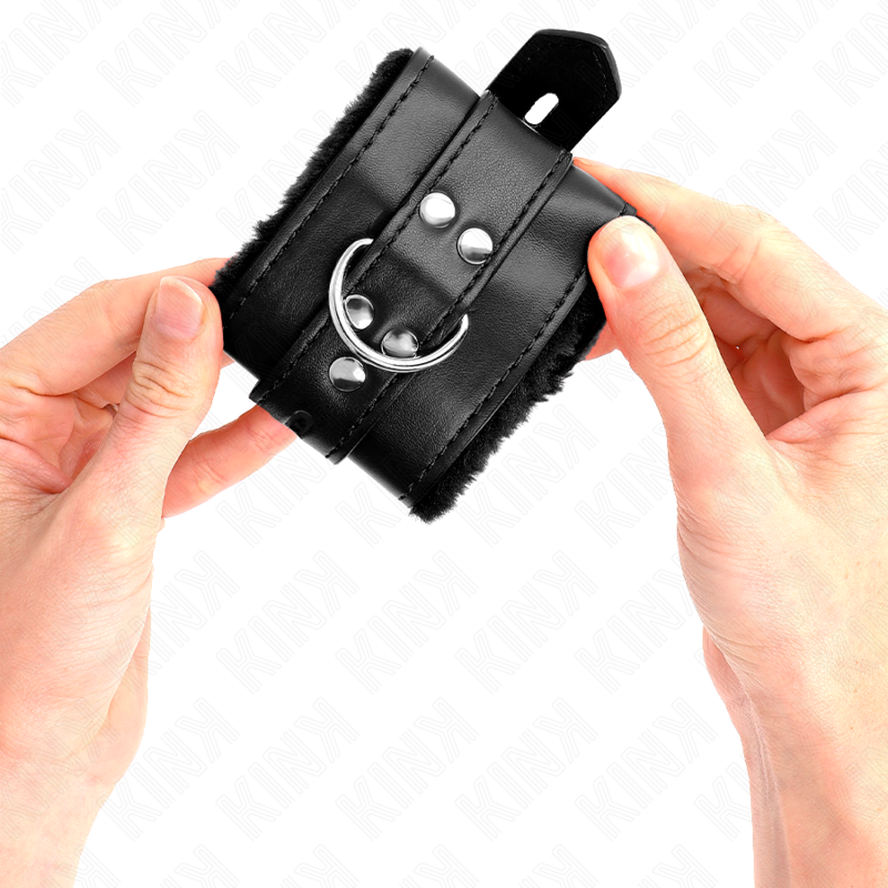 KINK - PELZGEFÜTTERTE HANDGELENKFESSELN MIT QUADRATISCHEN LÖCHERN, SCHWARZ UND SCHWARZER GÜRTEL, VERSTELLBAR 17-29 CM X 6 CM