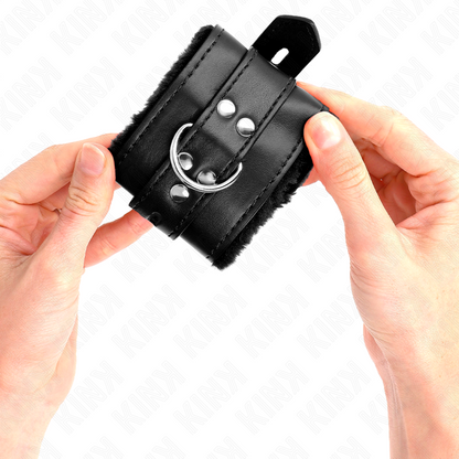 KINK - PELZGEFÜTTERTE HANDGELENKFESSELN MIT QUADRATISCHEN LÖCHERN, SCHWARZ UND SCHWARZER GÜRTEL, VERSTELLBAR 17-29 CM X 6 CM