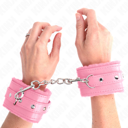 KINK - PREMIUM PELZGEFÜTTERTE HANDGELENKFESSELN PINK MIT PINKEM GÜRTEL, VERSTELLBAR 17-29 CM X 6 CM